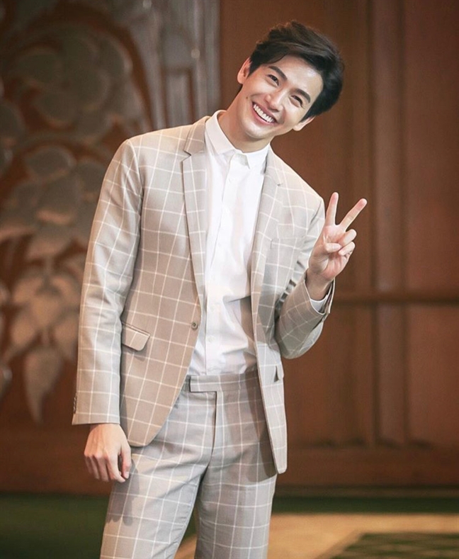 Thời trang cực chất của Nira và 'chú Chad' trong 'Chiếc lá cuốn bay' Thoi trang cuc chat cua Nira va 'chu Chad' trong 'Chiec la cuon bay'