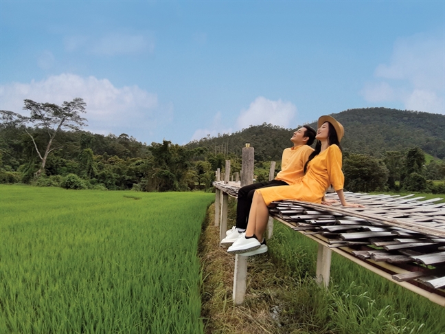 Ngắm thời trang đồng điệu của cặp đôi yêu nhau 10 năm giờ mới cầu hôn Đông Nhi - Ông Cao Thắng Ngam thoi trang dong dieu cua cap doi yeu nhau 10 nam gio moi cau hon Dong Nhi - Ong Cao Thang