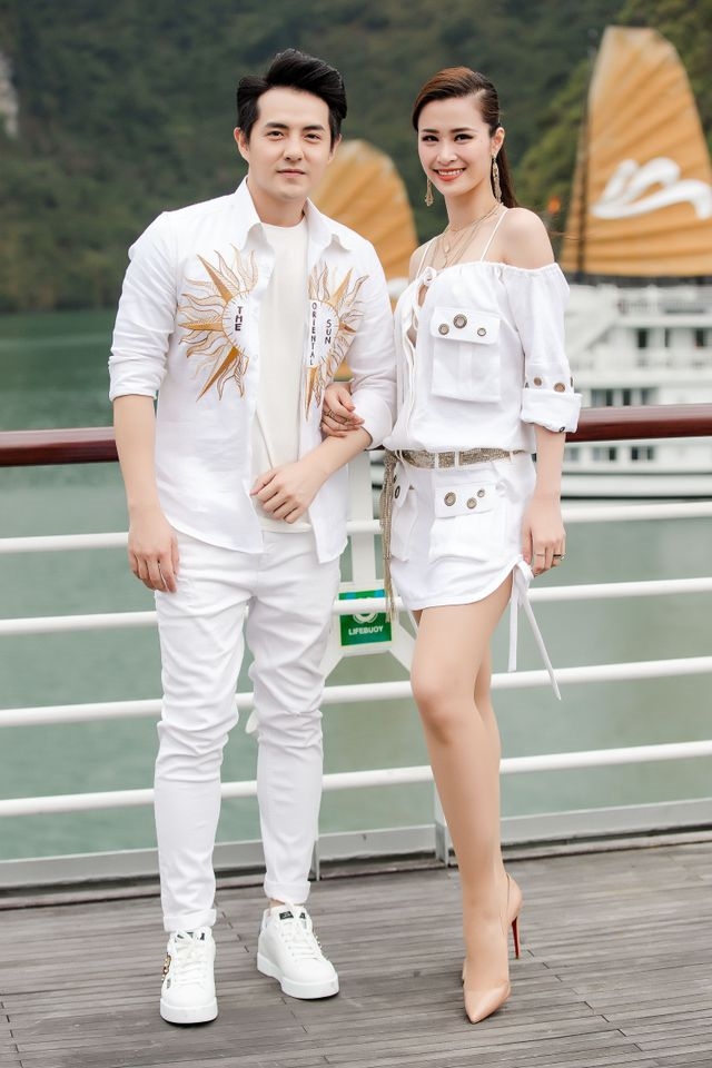Ngắm thời trang đồng điệu của cặp đôi yêu nhau 10 năm giờ mới cầu hôn Đông Nhi - Ông Cao Thắng Ngam thoi trang dong dieu cua cap doi yeu nhau 10 nam gio moi cau hon Dong Nhi - Ong Cao Thang