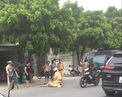 Xem xét xử lý tội giết người đối với kẻ lái xe hất văng CSGT Xem xet xu ly toi giet nguoi doi voi ke lai xe hat vang CSGT
