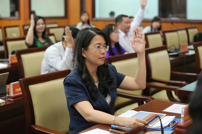 PGS.TS Phan Thị Hồng Xuân đề xuất mỗi nhà trang bị một lu nước để... chống ngập PGS.TS Phan Thi Hong Xuan de xuat moi nha trang bi mot lu nuoc de... chong ngap