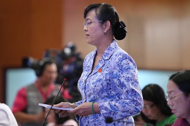 PGS.TS Phan Thị Hồng Xuân đề xuất mỗi nhà trang bị một lu nước để... chống ngập PGS.TS Phan Thi Hong Xuan de xuat moi nha trang bi mot lu nuoc de... chong ngap