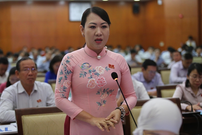 PGS.TS Phan Thị Hồng Xuân đề xuất mỗi nhà trang bị một lu nước để... chống ngập PGS.TS Phan Thi Hong Xuan de xuat moi nha trang bi mot lu nuoc de... chong ngap
