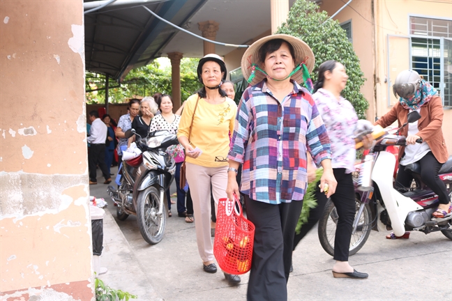 Gói, đựng hàng bằng lá chuối, túi giấy, túi vải: tại sao không? Goi, dung hang bang la chuoi, tui giay, tui vai: tai sao khong?