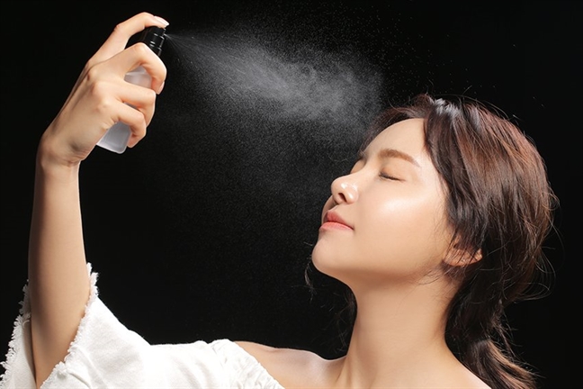 'Bí mật' của nước xịt khoáng trong dưỡng da và trang điểm 'Bi mat' cua nuoc xit khoang trong duong da va trang diem