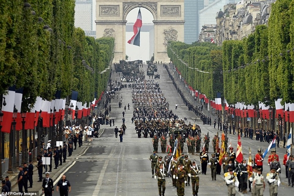 Paris không bình yên trong ngày lễ Quốc khánh Pháp Paris khong binh yen trong ngay le Quoc khanh Phap