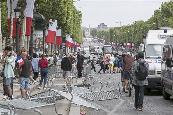 Paris không bình yên trong ngày lễ Quốc khánh Pháp Paris khong binh yen trong ngay le Quoc khanh Phap