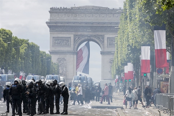 Paris không bình yên trong ngày lễ Quốc khánh Pháp Paris khong binh yen trong ngay le Quoc khanh Phap