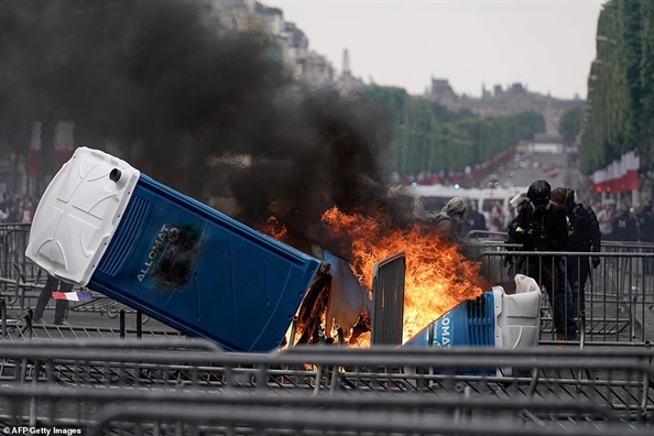 Paris không bình yên trong ngày lễ Quốc khánh Pháp Paris khong binh yen trong ngay le Quoc khanh Phap