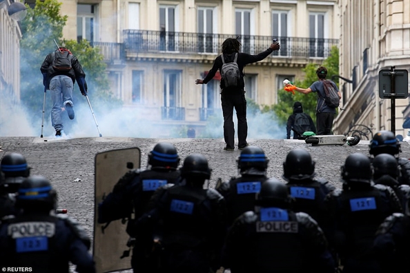 Paris không bình yên trong ngày lễ Quốc khánh Pháp Paris khong binh yen trong ngay le Quoc khanh Phap