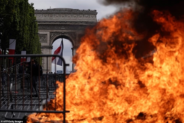Paris không bình yên trong ngày lễ Quốc khánh Pháp Paris khong binh yen trong ngay le Quoc khanh Phap
