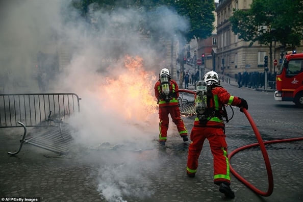 Paris không bình yên trong ngày lễ Quốc khánh Pháp Paris khong binh yen trong ngay le Quoc khanh Phap
