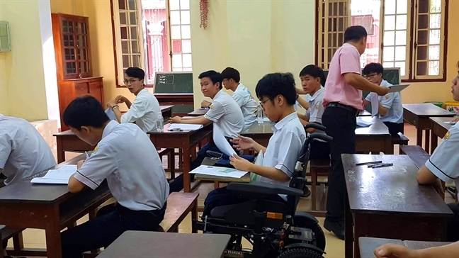 Thí sinh làm bài thi trên xe lăn đạt điểm 10 môn tiếng Anh Thi sinh lam bai thi tren xe lan dat diem 10 mon tieng Anh