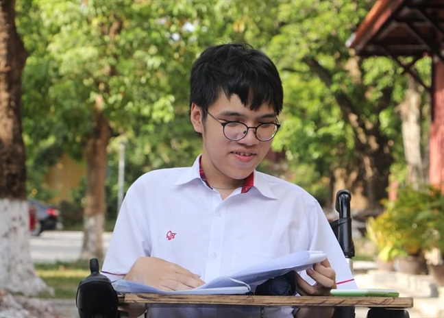 Thí sinh làm bài thi trên xe lăn đạt điểm 10 môn tiếng Anh Thi sinh lam bai thi tren xe lan dat diem 10 mon tieng Anh