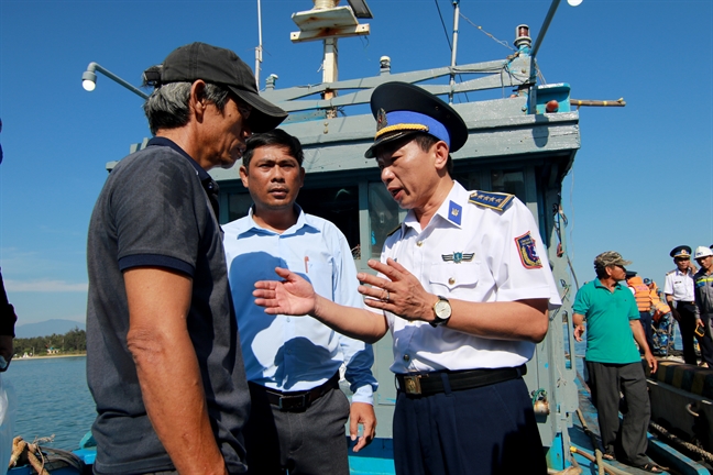 Cảnh sát biển cứu tàu cá chết máy gần 20 ngày cùng 6 ngư dân Canh sat bien cuu tau ca chet may gan 20 ngay cung 6 ngu dan