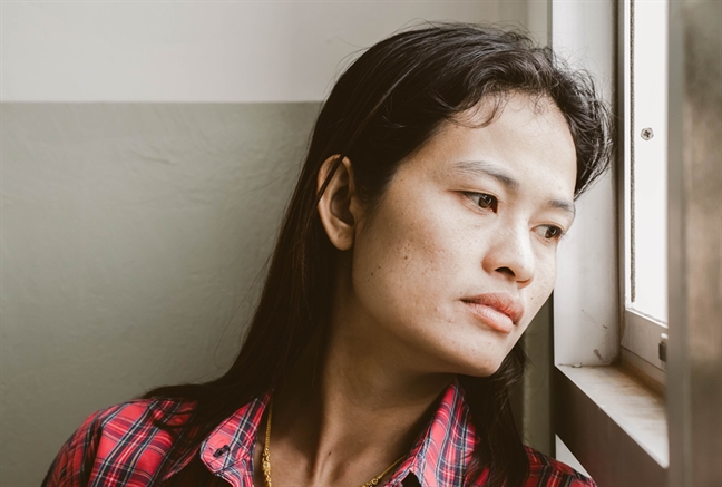 Chồng diễn sâu với thiên hạ, vợ đắng cay chịu nhục Chong dien sau voi thien ha, vo dang cay chiu nhuc