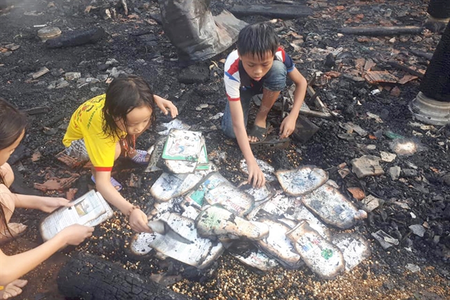 Cha mẹ vào Nam chữa bệnh, 3 đứa trẻ ở quê ngơ ngác tìm lại sách vở sau hỏa hoạn Cha me vao Nam chua benh, 3 dua tre o que ngo ngac tim lai sach vo sau hoa hoan