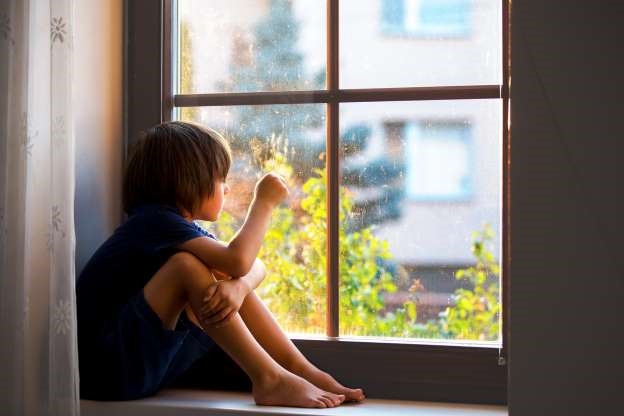 Một đứa trẻ thèm mẹ bị ruồng rẫy Mot dua tre them me bi ruong ray