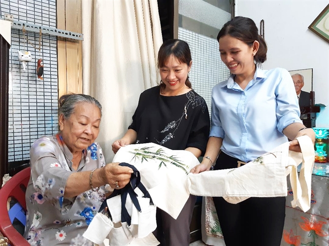 Bà giáo 83 tuổi và những chiếc túi vải Ba giao 83 tuoi va nhung chiec tui vai