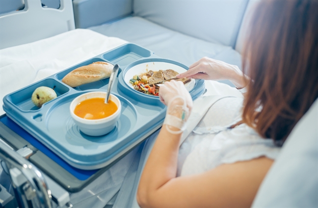 Có chồng mà nằm bệnh một mình Co chong ma nam benh mot minh