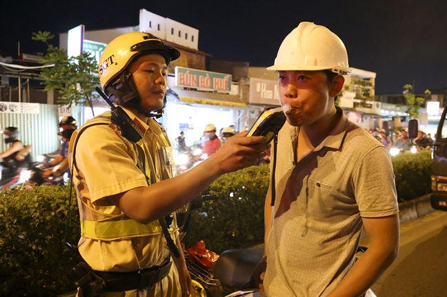 Dân nhậu 'bắt bẻ' CSGT không đeo camera trước ngực khi tác nghiệp Dan nhau 'bat be' CSGT khong deo camera truoc nguc khi tac nghiep