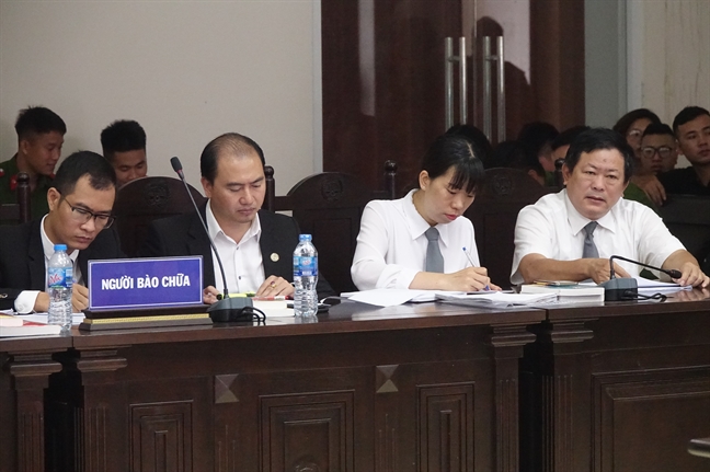 Xét xử sơ thẩm băng nhóm bảo kê tại chợ Long Biên: Hưng 'kính' một mực đổ tội cho đàn em Xet xu so tham bang nhom bao ke tai cho Long Bien: Hung 'kinh' mot muc do toi cho dan em