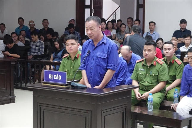 Xét xử sơ thẩm băng nhóm bảo kê tại chợ Long Biên: Hưng 'kính' một mực đổ tội cho đàn em Xet xu so tham bang nhom bao ke tai cho Long Bien: Hung 'kinh' mot muc do toi cho dan em