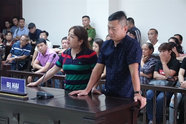 Xét xử sơ thẩm băng nhóm bảo kê tại chợ Long Biên: Hưng 'kính' một mực đổ tội cho đàn em Xet xu so tham bang nhom bao ke tai cho Long Bien: Hung 'kinh' mot muc do toi cho dan em