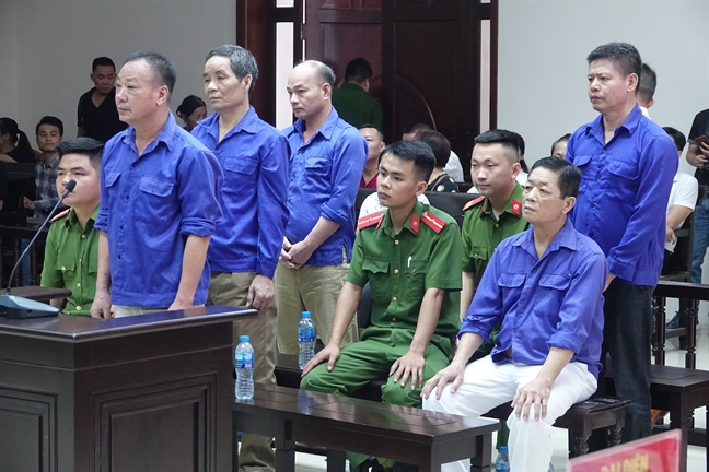 Xét xử sơ thẩm băng nhóm bảo kê tại chợ Long Biên: Hưng 'kính' một mực đổ tội cho đàn em Xet xu so tham bang nhom bao ke tai cho Long Bien: Hung 'kinh' mot muc do toi cho dan em