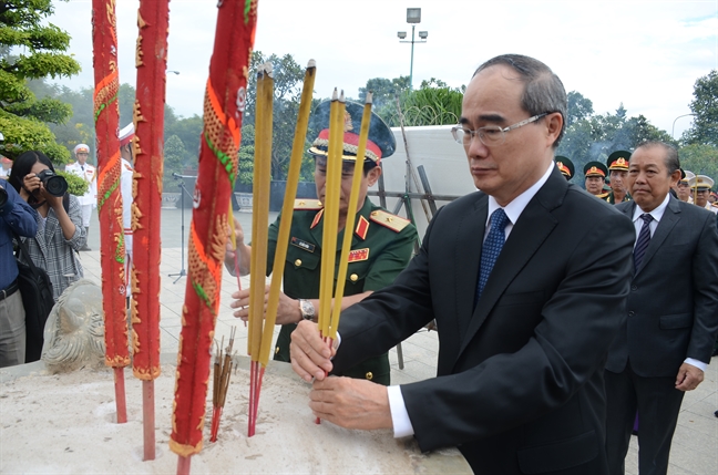 Lãnh đạo Đảng, Nhà nước và TP. Hồ Chí Minh dâng hương tưởng niệm các anh hùng liệt sĩ Lanh dao Dang, Nha nuoc va TP. Ho Chi Minh dang huong tuong niem cac anh hung liet si