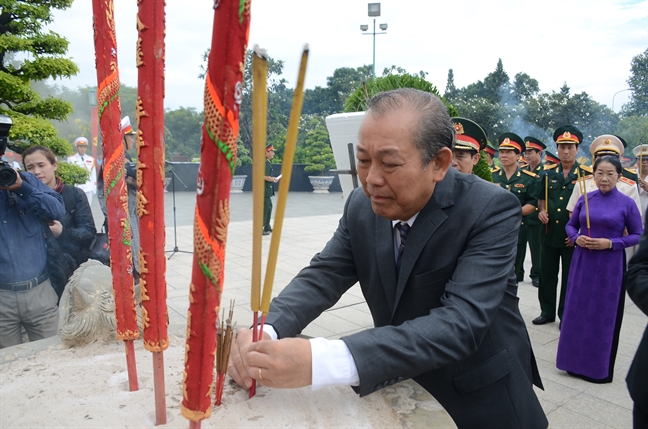 Lãnh đạo Đảng, Nhà nước và TP. Hồ Chí Minh dâng hương tưởng niệm các anh hùng liệt sĩ Lanh dao Dang, Nha nuoc va TP. Ho Chi Minh dang huong tuong niem cac anh hung liet si