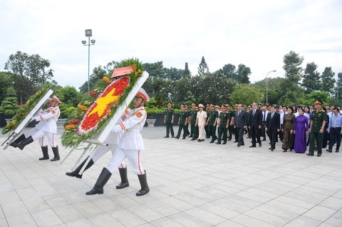 Lãnh đạo Đảng, Nhà nước và TP. Hồ Chí Minh dâng hương tưởng niệm các anh hùng liệt sĩ Lanh dao Dang, Nha nuoc va TP. Ho Chi Minh dang huong tuong niem cac anh hung liet si