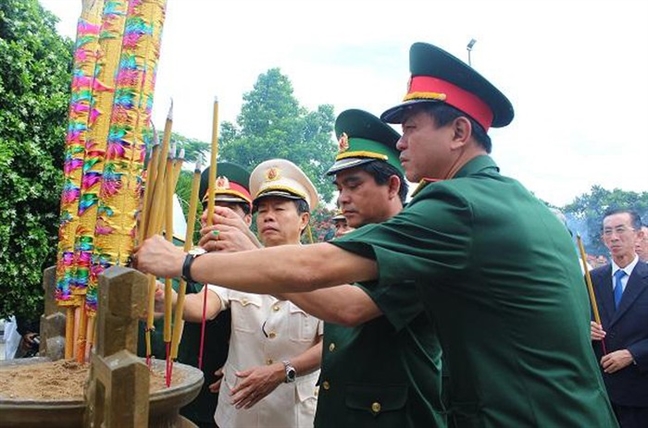 Lãnh đạo Đảng, Nhà nước và TP. Hồ Chí Minh dâng hương tưởng niệm các anh hùng liệt sĩ Lanh dao Dang, Nha nuoc va TP. Ho Chi Minh dang huong tuong niem cac anh hung liet si