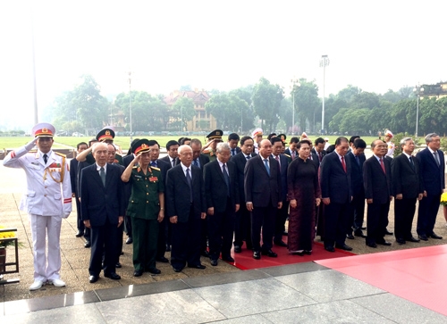Lãnh đạo Đảng, Nhà nước và TP. Hồ Chí Minh dâng hương tưởng niệm các anh hùng liệt sĩ Lanh dao Dang, Nha nuoc va TP. Ho Chi Minh dang huong tuong niem cac anh hung liet si