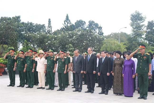 Lãnh đạo Đảng, Nhà nước và TP. Hồ Chí Minh dâng hương tưởng niệm các anh hùng liệt sĩ Lanh dao Dang, Nha nuoc va TP. Ho Chi Minh dang huong tuong niem cac anh hung liet si