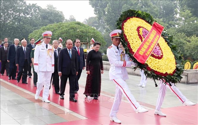 Lãnh đạo Đảng, Nhà nước và TP. Hồ Chí Minh dâng hương tưởng niệm các anh hùng liệt sĩ Lanh dao Dang, Nha nuoc va TP. Ho Chi Minh dang huong tuong niem cac anh hung liet si