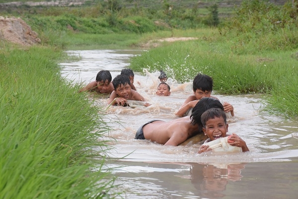 Ngăn suối dạy bơi cho trẻ dưới chân núi Chư Đăng Ya Ngan suoi day boi cho tre duoi chan nui Chu Dang Ya
