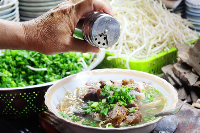 Quán cháo lòng hơn nửa thế kỷ trên đường Nguyễn Huy Tự, giá mắc vẫn đông khách Quan chao long hon nua the ky tren duong Nguyen Huy Tu, gia mac van dong khach