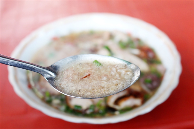 Quán cháo lòng hơn nửa thế kỷ trên đường Nguyễn Huy Tự, giá mắc vẫn đông khách Quan chao long hon nua the ky tren duong Nguyen Huy Tu, gia mac van dong khach