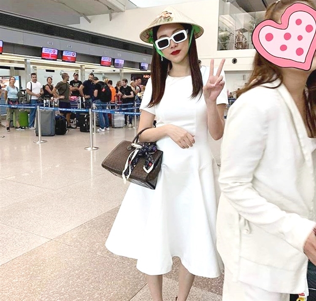 Nữ chính ‘Chiếc lá cuốn bay’ tới Việt Nam, thay 3 bộ đồ và đi về như cơn gió Nu chinh ‘Chiec la cuon bay’ toi Viet Nam, thay 3 bo do va di ve nhu con gio