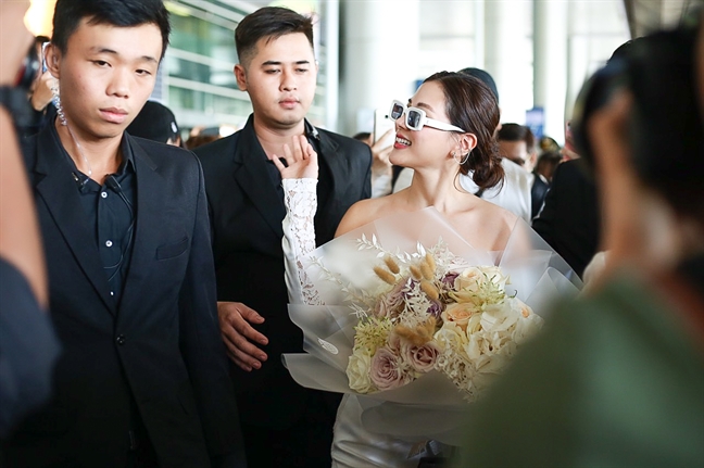 Nữ chính ‘Chiếc lá cuốn bay’ tới Việt Nam, thay 3 bộ đồ và đi về như cơn gió Nu chinh ‘Chiec la cuon bay’ toi Viet Nam, thay 3 bo do va di ve nhu con gio