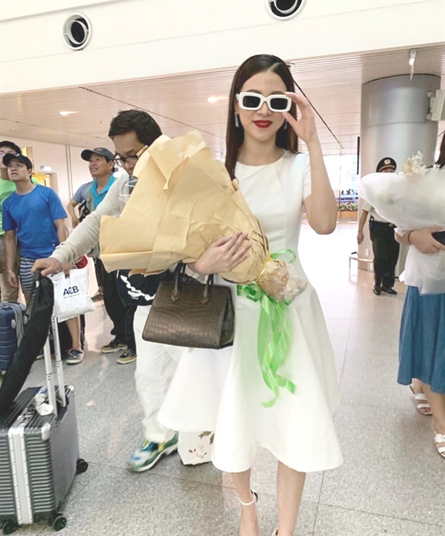 Nữ chính ‘Chiếc lá cuốn bay’ tới Việt Nam, thay 3 bộ đồ và đi về như cơn gió Nu chinh ‘Chiec la cuon bay’ toi Viet Nam, thay 3 bo do va di ve nhu con gio