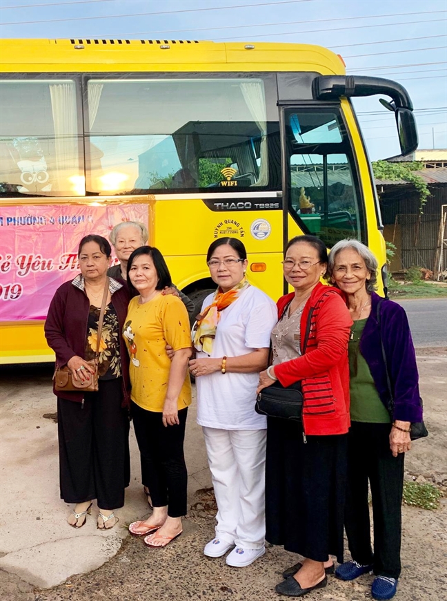 Những “con ong” lặng lẽ Nhung “con ong” lang le
