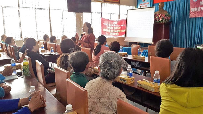Những “con ong” lặng lẽ Nhung “con ong” lang le