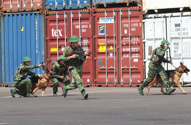 Chó nghiệp vụ, rô bốt rầm rập diễn tập chống khủng bố Cho nghiep vu, ro bot ram rap dien tap chong khung bo
