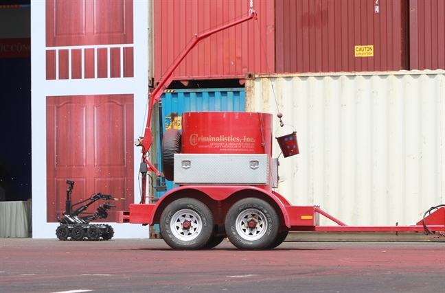 Chó nghiệp vụ, rô bốt rầm rập diễn tập chống khủng bố Cho nghiep vu, ro bot ram rap dien tap chong khung bo