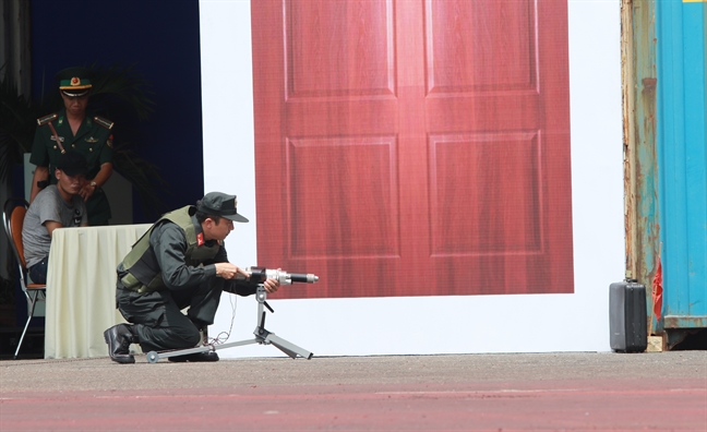 Chó nghiệp vụ, rô bốt rầm rập diễn tập chống khủng bố Cho nghiep vu, ro bot ram rap dien tap chong khung bo