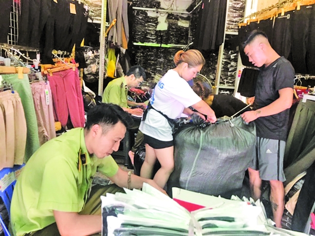 'Hàng hiệu' Gucci, Louis Vuitton, Hermès... từ Móng Cái đến Hà Nội, Sài Gòn 'Hang hieu' Gucci, Louis Vuitton, Hermes... tu Mong Cai den Ha Noi, Sai Gon