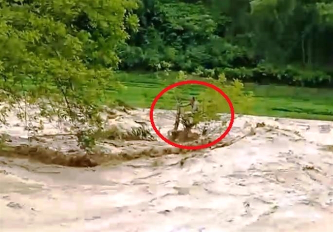 Buổi sáng kinh hoàng nơi lũ quét ập về cuốn trôi 17 người, 20 ngôi nhà Buoi sang kinh hoang noi lu quet ap ve cuon troi 17 nguoi, 20 ngoi nha