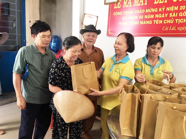 Bà giáo chăm làm việc thiện Ba giao cham lam viec thien